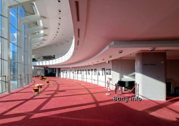 SND Slowakisches Nationaltheater - Foyer mit Licht und Schatten