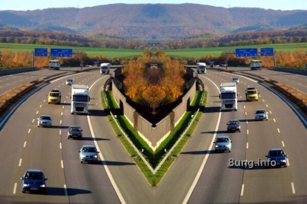 Bild des Tages: Wenn Autos sich benehmen wie die Lemminge | Kulturmagazin 8ung.info 2 Autobahnen treffen aufeinander