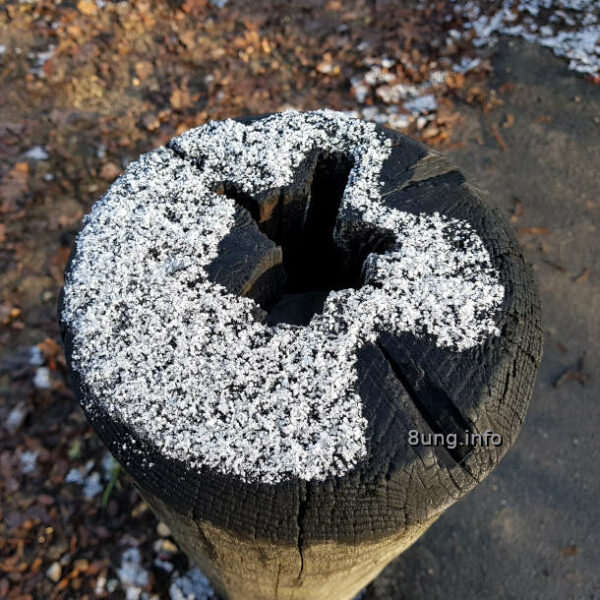 Meteorologischer Winteranfang: Schneekristalle auf einem Pfosten