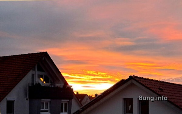 Wetterprognose Januar 2024 mittels der 12 Rauhnächte: Abendrot zwischen Häusern