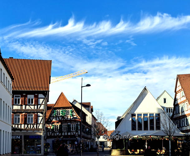 Federwolken am blauen Himmel, Fachwerkhäuser