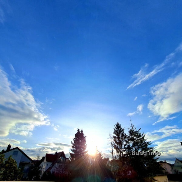 strahlender Sonnenschein mit einzelnen weißen Wolken