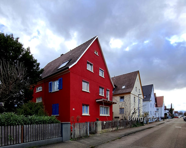 Straße mit dunklen Wolken