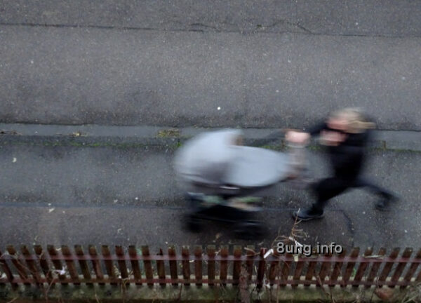 Wetterprognose September 2024 mittels der 12 Raunächte - Frau mit Kinderwagen im Regen