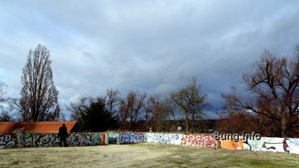 Wetterprognose September 2024 mittels der 12 Raunächte - Regenschwere Wolken hinter einer Graffitti-Wand