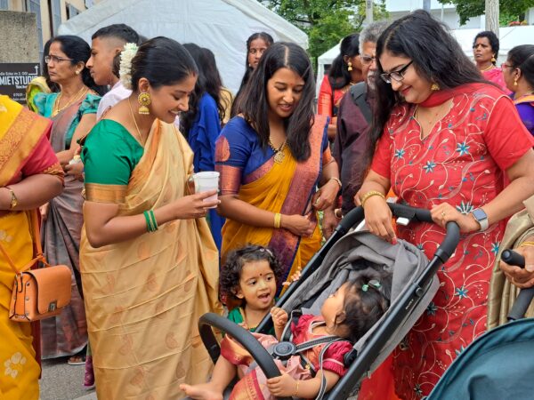 Hinduistisches Tempelfest in Kirchheim unter Teck: Freude und Erstaunen, wie die Kinder gewachsen sind