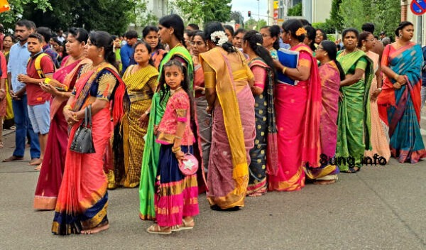 Hinduistisches Tempelfest in Kirchheim unter Teck: Warten während der Prozession