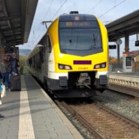 Zugverspätungen im Alltag – Aufenthalt am Bahnsteig