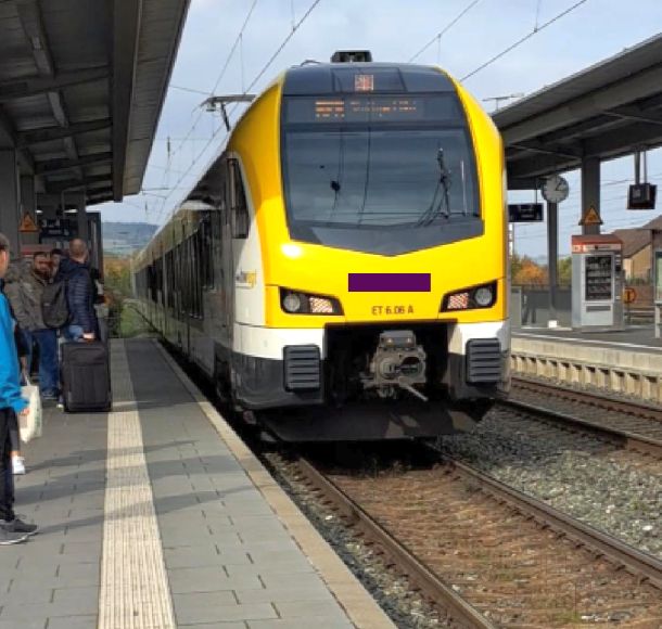 Zug fährt in den Bahnhof ein
