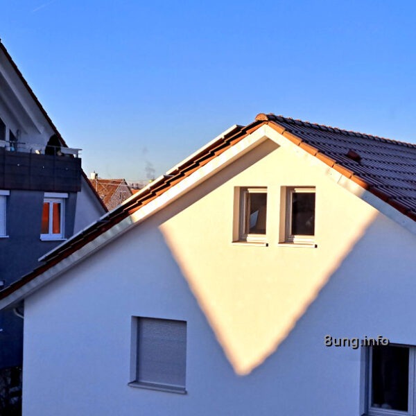 Sonniges Dreieck auf einem Haus