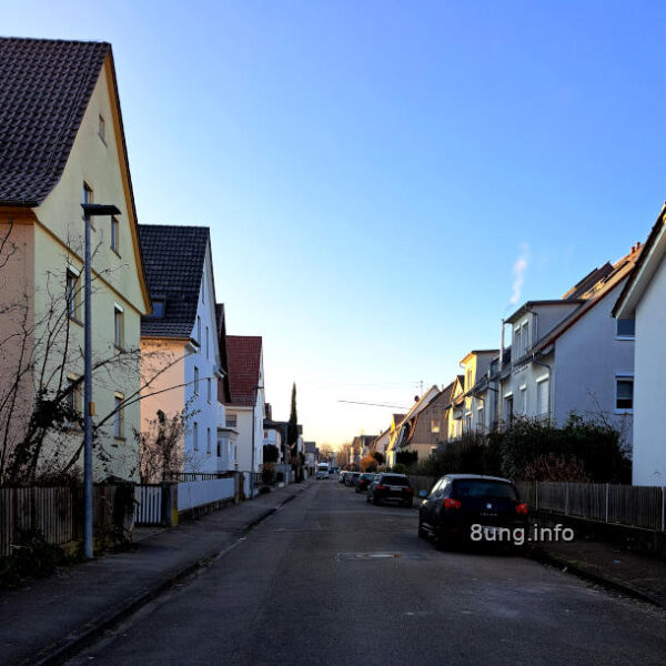 Strasse mit 2 Häuserzeilen am Morgen