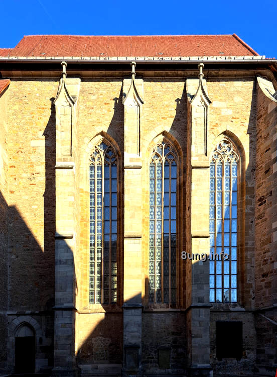 Sonne und Schatten auf der gotischen Kirche