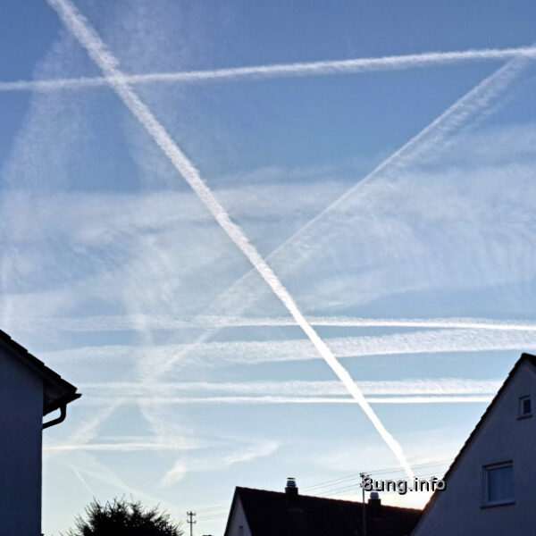 Kondensstreifen der Flugzeuge