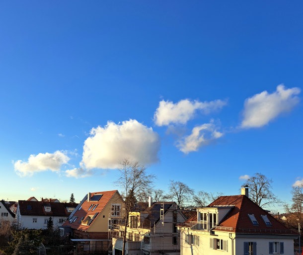 zarte Schäfchenwolken am blauen Himmel