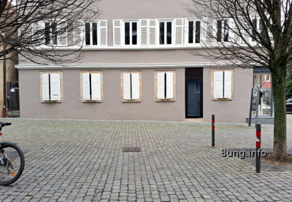 graues, schiefes Haus