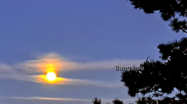 Vollmond im Januar zwischen Wolken