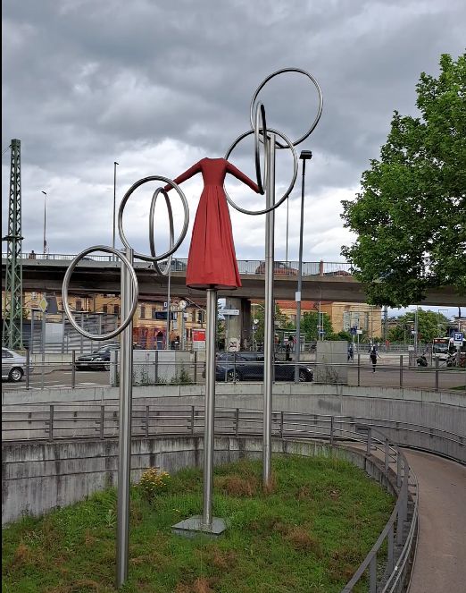 „Die Reisende“ – Kunst am Bahnhof Wendlingen Am Bahnhof Wendlingen dreht sich eine Frau. Keine echte, sondern eine aus Metall – und ohne Kopf. Sie steht nicht einfach da, sie bewegt sich. Ganz langsam, einmal pro Minute, macht sie eine vollständige Drehung. Dabei gleiten große Ringe um sie herum – mal näher am Körper, mal etwas entfernt, als wollten sie sie einrahmen oder durchqueren.
