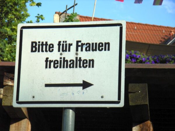weißes Schild: Bitte für Frauen freihalten
