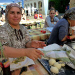 Straßenfest Kirchheim, Teig kneten, Frauen Markt, Brot backen, Tradition Küche, Marktfest