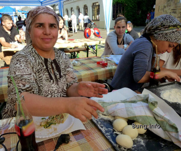 Straßenfest Kirchheim, Teig kneten, Frauen Markt, Brot backen, Tradition Küche, Marktfest