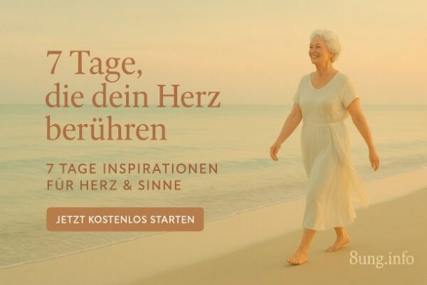 Eine lächelnde Frau im besten Lebensalter in hellem Kleid spaziert barfuß am Strand entlang, in sanftem Abendlicht