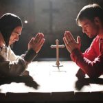Parzival kennt weder Adel noch Kirche. Sein Lehrer Gurnemanz unterweist ihn in die Regeln und Gebräuche der Kirche.