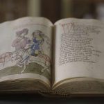 "Terra X - Superhelden: Parzival": Es liegt ein altes Buch aufgeschlagen auf einem Tisch.