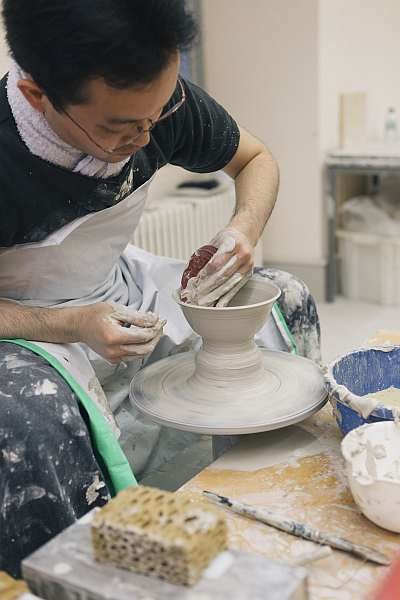 Keramiker an der Drehscheibe- Foto sv ssg-pressebild