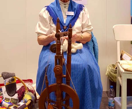 Frau am Spinnrad