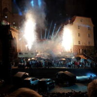 ♫ Erfurt Domstufen-Festspiele: Carmen – Autofriedhof auf der Domtreppe