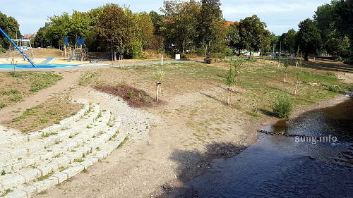 steinerne Sitzbänke am Flussufer