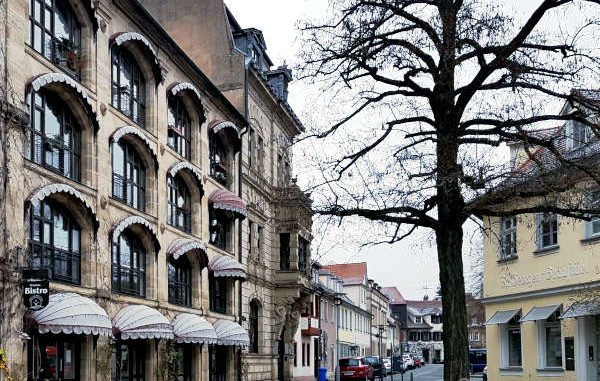 raureif liegt auf den Markisen der Geschäfte