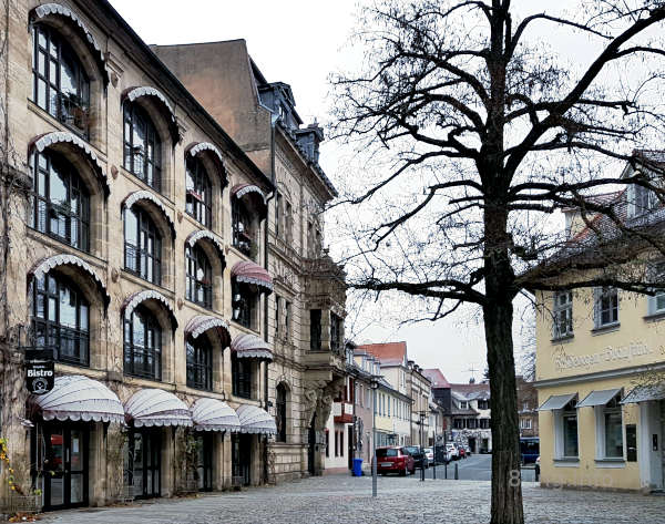 raureif liegt auf den Markisen der Geschäfte