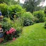 Keramikdekoration am Rande der Blumenrabatte