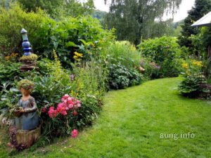 Keramikdekoration am Rande der Blumenrabatte