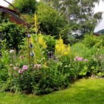 geschwungene Blumenrabatte