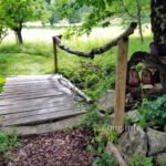 Holzsteg über den Bach, Baumringe mit Keramikeulen