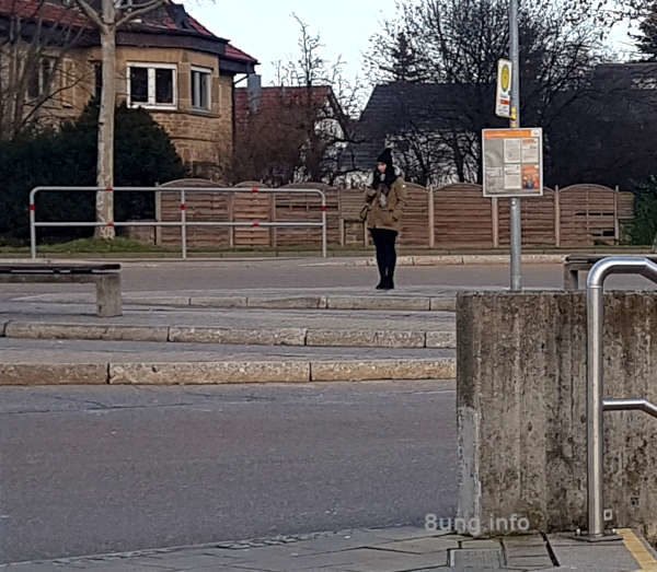 Junge Frau einsam an einer bushaltestelle