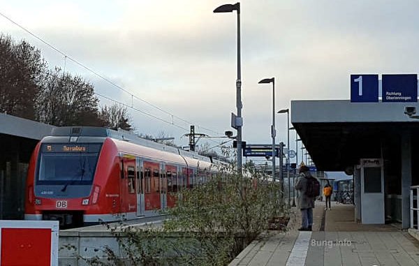 Kalt ist es auf dem Bahnsteig am 1. Weihnachtsfeiertag