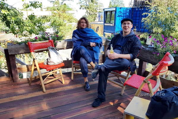 ☛ Architektur in Hannover - Prunkbau bis Tiny House | Kulturmagazin 8ung.info Tim Göbel auf der Terrasse seines Trekkershuus