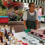 Landfrau mit selbst gekochten Marmeladen