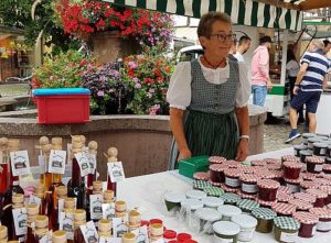 Landfrau mit selbst gekochten Marmeladen