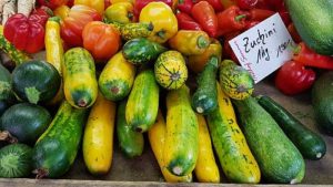 gelb-grüne Zucchine, rote Tomaten