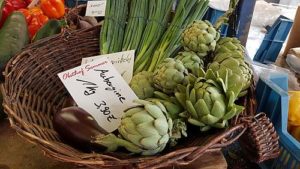 Artischocken, Lachzwiebeln, Auberginen auf dem Markt