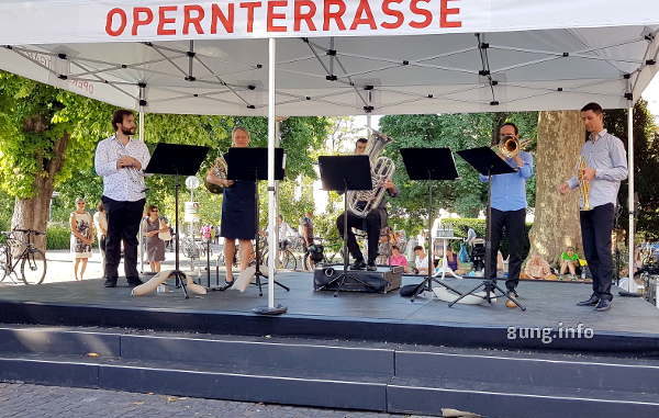 Bläser der Oper Stuttgart im Konzert auf der Opernterrasse