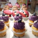 bunte Cupcakes in lila und rosa