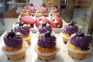 bunte Cupcakes in lila und rosa
