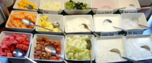 Obst, angemachter Quark, Milchreis, Joghurt auf dem Frühstücksbuffett