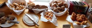 Verschiedene Brotsorten, Kuchen und Waffeln