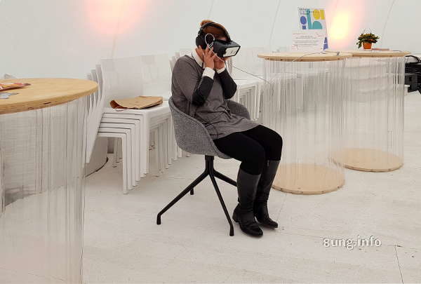 Frau mit VR-Brille